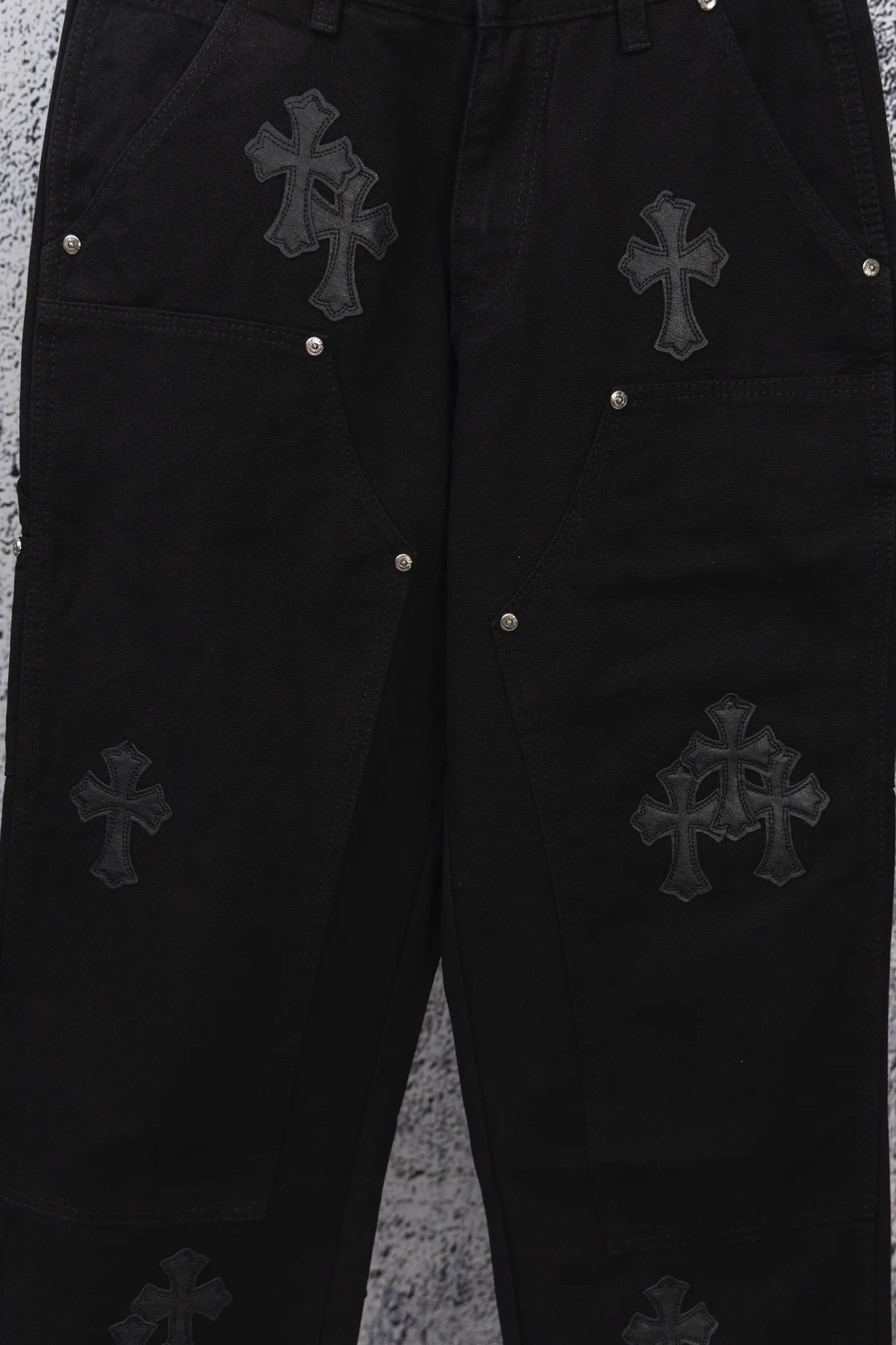 P270 CH Chromehearts pure black cross-stitched leather black workwear jeans and logging pants. The cabinet price is 34W level. The patches are decorated with cross flowers and washed jeans! ! An absolutely high-end luxury product, a 1.9W-level god-level single product, a super popular product, made by top heavy industry, a magic weapon that cannot be missed! [About Zangyin] This is an extremely luxurious fashion brand that can also be called the aristocracy of the high street. It has always been an exclusive brand for some hipsters or rich second generations. Compared with ordinary high streets, it is more luxurious and noble. Compared with luxury brands, it is more fashionable and individual. It has always been a brand that I have a special liking for. [Top heavy industry fashion design] Consistently high-street luxury style. Speaking of this style, the Zangyin family and GU family are definitely the leading representative brands. Especially the Zangyin family has really achieved a state-of-the-art effect in creating high-street style. The unique washed material is used to create this style. The color system is already quite eye-catching. After it is decorated with patchwork cross flowers, it cleverly highlights the charm of the brand. Secondly, this style uses classic The high-waist cutting design highlights the long legs and fashionable temperament of the upper body. The brand is highly recognizable and the slim fit configuration is more suitable for daily wear. It is a product that interprets personality, fashion, and specifications at a glance. This single product is enough to make any fan excited. It can be a white T-shirt for a youthful college style, or a tight suspender for a royal style. It has strong matching ability and can be easily controlled by men.  [Materials and craftsmanship] Needless to say, this point goes without saying. As an excellent craftsman brand, Zangyin’s requirements for details and craftsmanship are really perfect. The washed color of this model has gone through so many processes, not to mention the embellishment of denim appliques. It is also purely hand-made and sewn. Just like what they believe in, only hand-made things have soul and have the meaning of wear. A top-notch heavy-duty fashionable denim item, I look forward to your perfect interpretation! !  Color: Black Size: 28-36